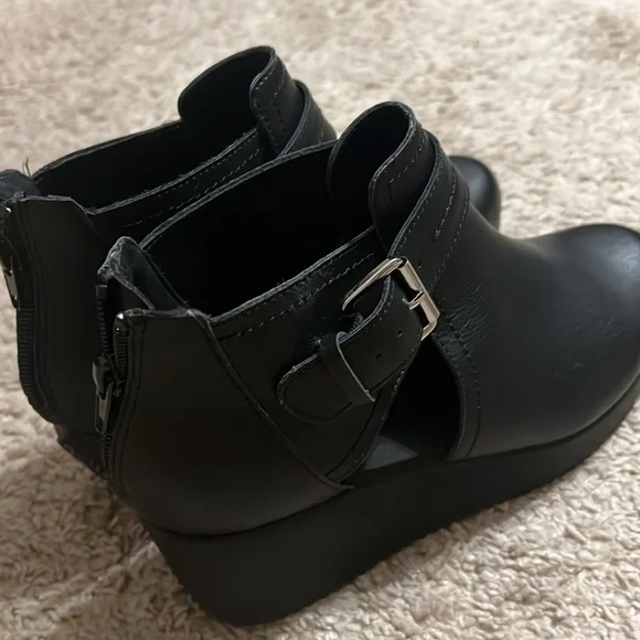 Volatile Flagstaff Womens Buckle Ankle Wedge Boots size 8 new with out tag - Picture 3 of 5